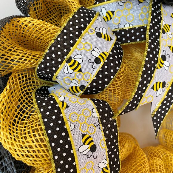 Handmade Honey Bee Wreath, Bee Home Decor, Spring Wreath - Picture 5 of 5